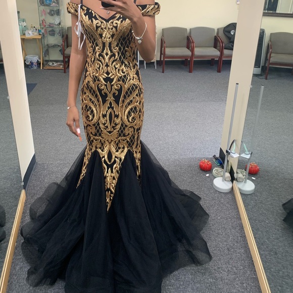 Royal Formal Gown - Picture 3 of 7